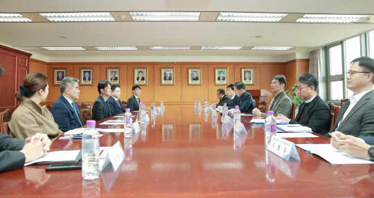 이복현(오른쪽 가운데) 금융감독원장이 10일 서울 여의도 금감원 본원에서 글로벌 IB 애널리스트와 간담회를 가졌다. [금융감독원 제공]